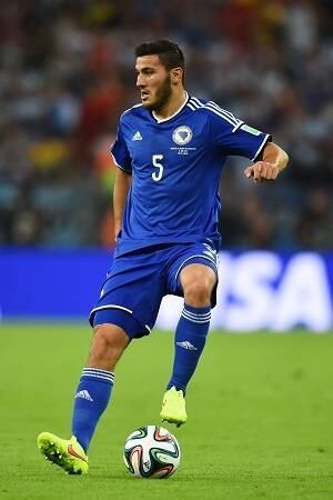 Sead Kolasinac tem 20 anos e é lateral-esquerdo da Bósnia. Mesmo com a seleção já eliminada, ele tem potencial de valorização: pode ir de R$ 16 milhões para R$ 33,5 milhões