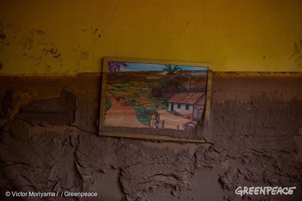 Ao entrar nas casas, o grupo documentou a perda não só de vidas e do patrimônio material, mas também do imaginário cultural dos distritos atingidos pela lama tóxica 
Confira o vídeo aqui
