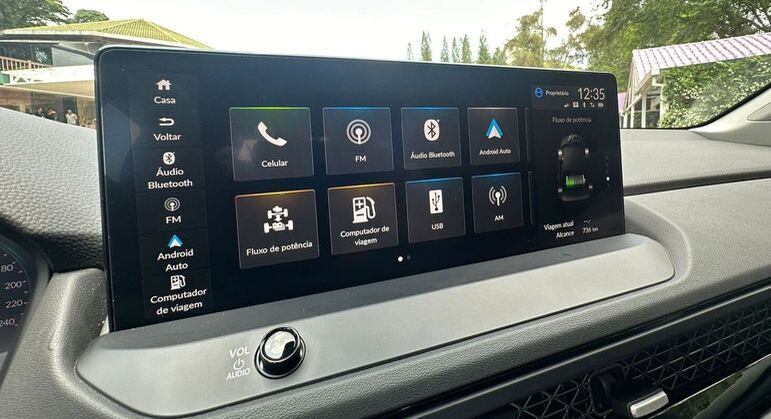 Interface já conhecida, boa resolução (exceto pela câmera) e sistema de gestão de carga