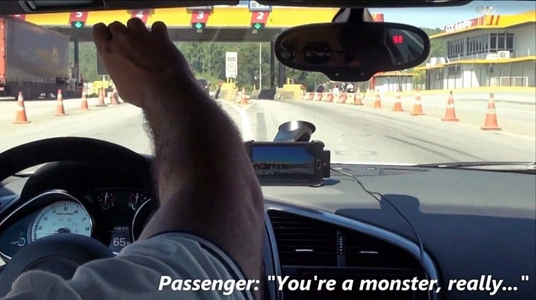 Depois a moça exalta a valentia do motorista, inflando ainda mais seu ("pequeno") ego 

Saiba tudo sobre carros! Acesse www.r7.com/carros