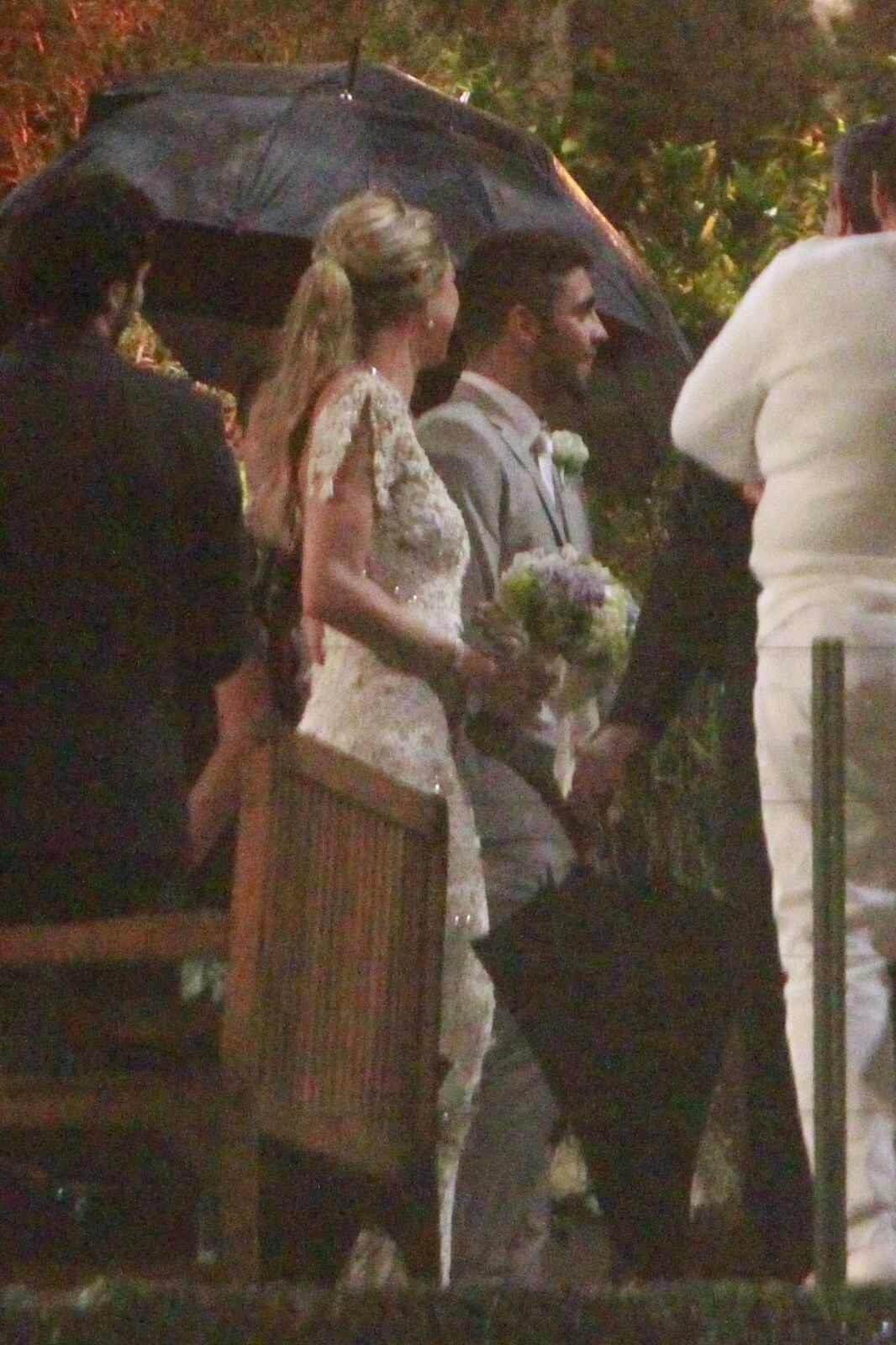 A cerimônia, celebrada pelo pastor Jonas Rezende, começou por volta das 20h30 e durou cerca de 35 minutos