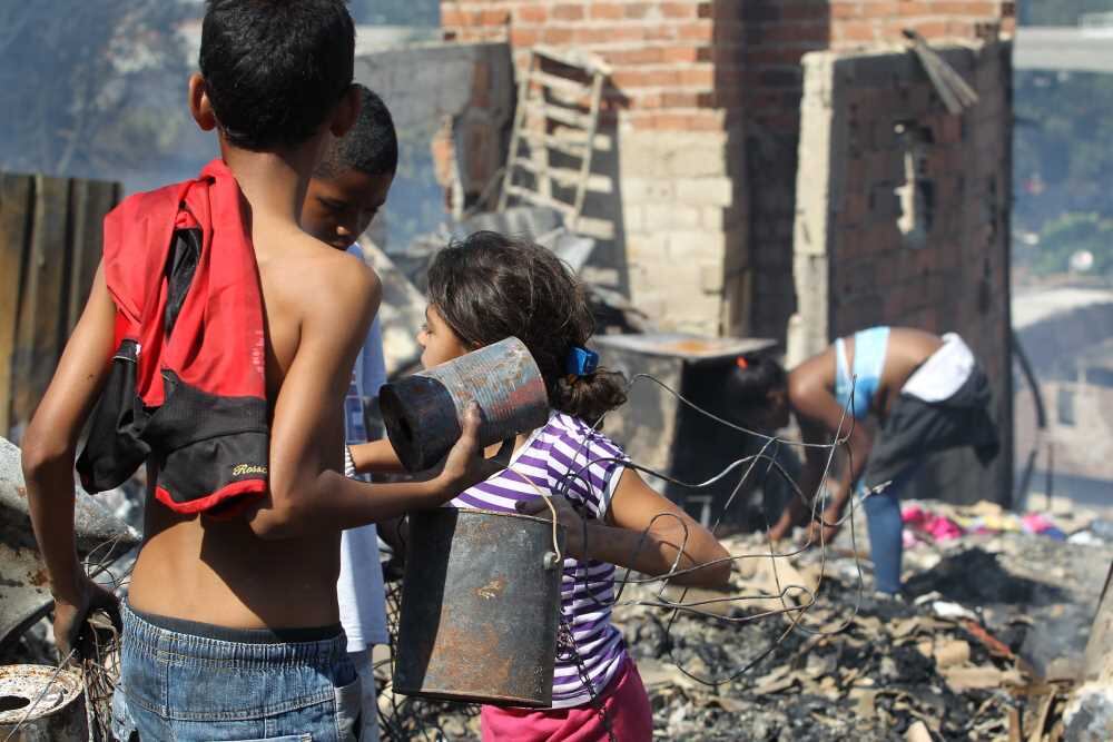 Em uma das entradas das favelas, é notável o acúmulo de fios em um dos postes da rede pública