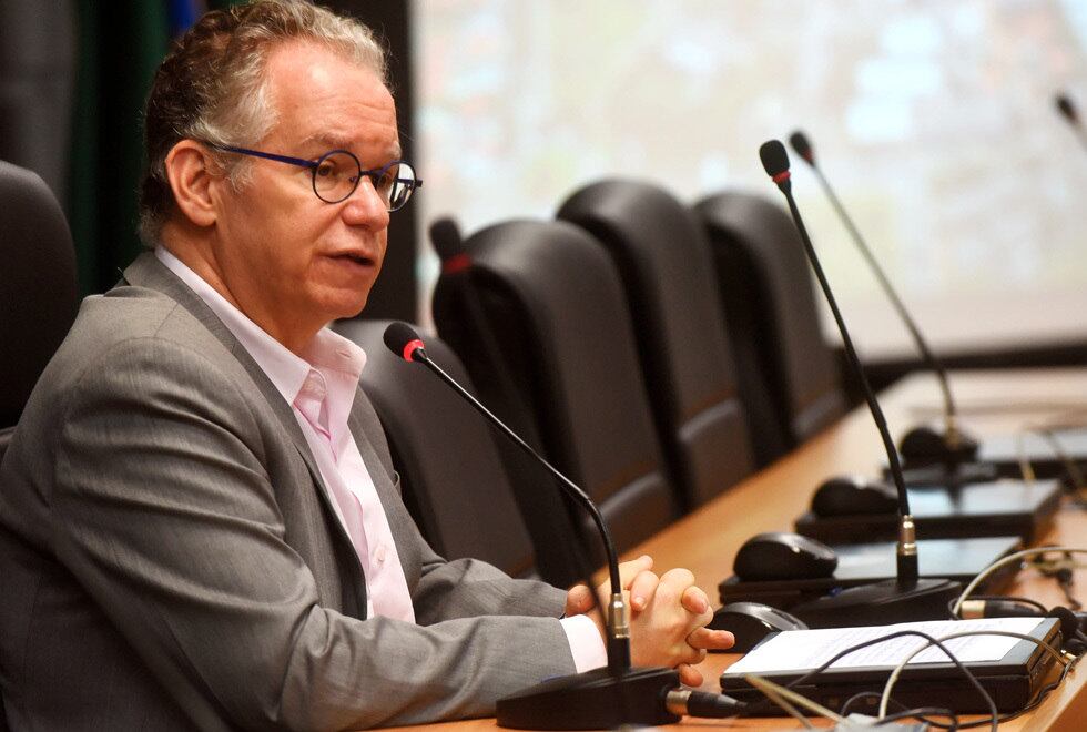 Marcelo Knobel busca alternativas aos cortes