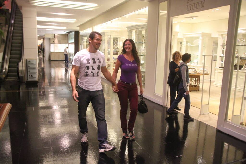 Luma de Oliveira aproveitou a noite de domingo (6) para passear em um shopping do Rio de Janeiro ao lado do namorado, o engenheiro João Henrique Lemos