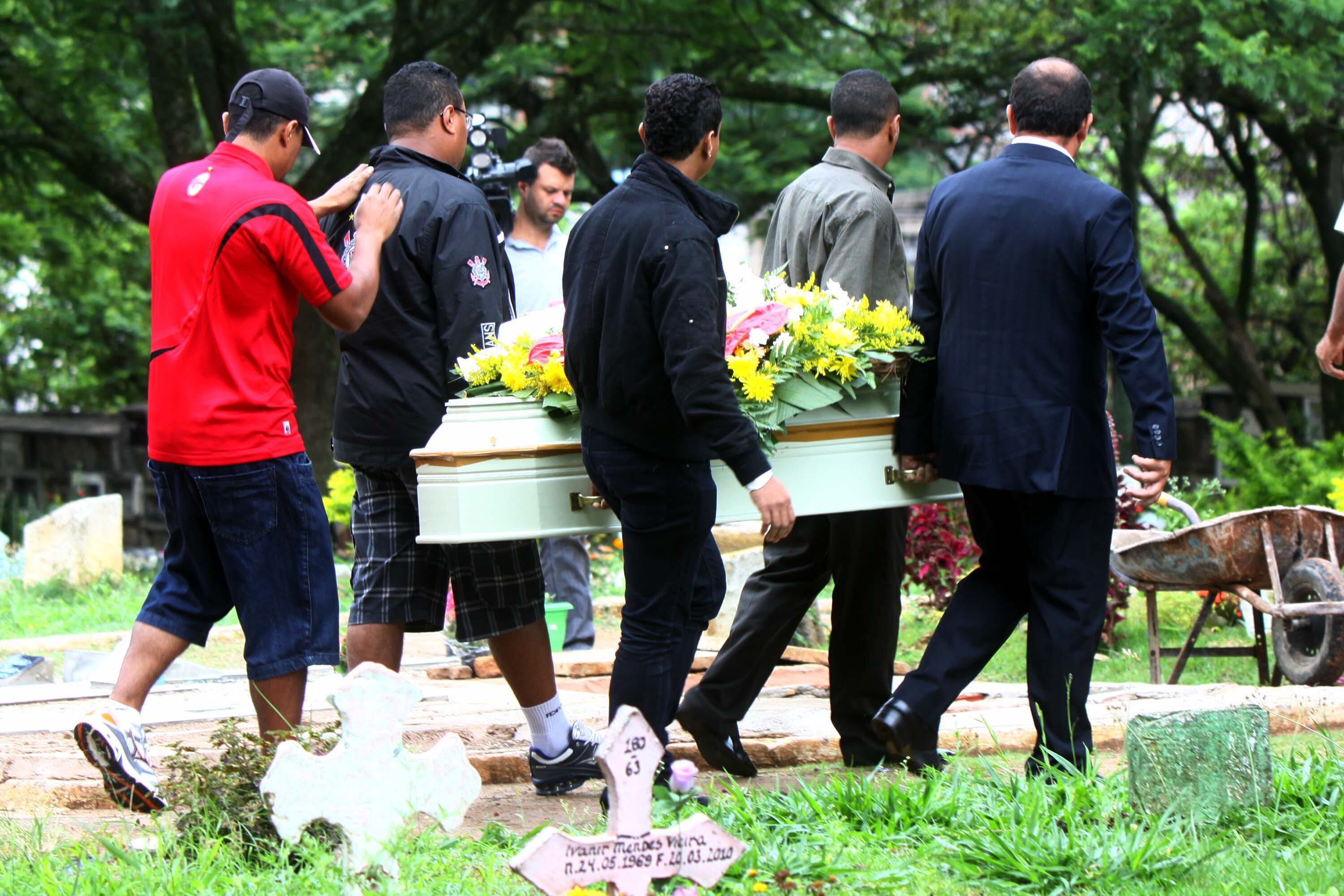 Pai e filho, mortos em chacina, são enterrados em Osasco, na manhã desta segunda-feira