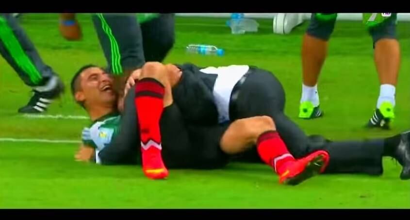 O técnico da seleção do México, Miguel Herrera, se empolgou com o segundo gol de sua equipe contra a Croácia, ainda pela fase de grupos, que acabou derrubando um de seus jogadores