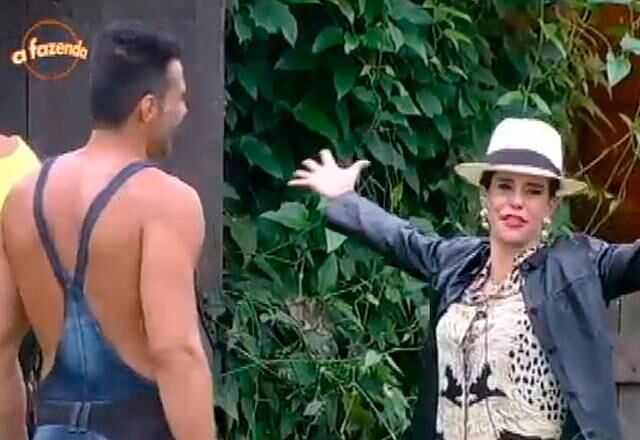 Narcisa Tamborindeguy
Ai que loucura!!! A socialite Narcisa visitou os peões de A Fazenda 8 e causou no reality! Ela elogiou os participantes, ajudou na rotina da casa e até mostrou seus dotes como fazendeira