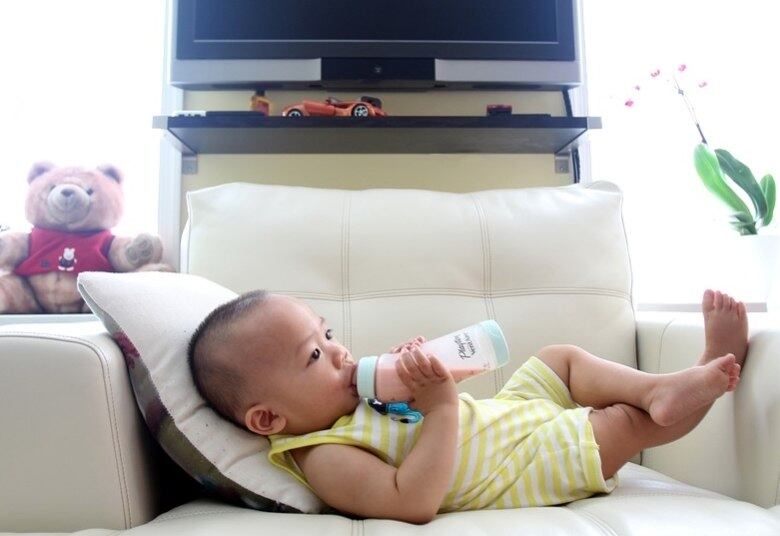 O período de introdução alimentar requer muita paciência. “Embora a ansiedade seja grande, é importante saber que durante esta fase o bebê não associa comida à saciedade. Para ele, é o leite que vai matar a fome. Então, vale levar o pequeno para esta nova aventura de provar os alimentos sem sono e sem estar com muita fome, para que seja um momento de descoberta e prazer, e não de tortura”, orienta Maria Beatriz, que completa: “Mas calma! Com o tempo – e acontece rápido, ele vai entendendo que a comida também mata fome e vai diminuir gradativamente o volume de leite (seja ele materno ou fórmula infantil)”.