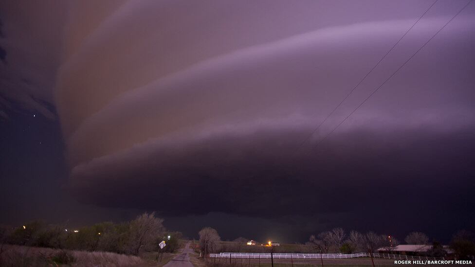 "Vi em torno de 670 tornados,
enquanto a Caryn, quase 200. Fico empolgado com cada um como se fosse o
primeiro da minha vida", conta Hill.
O casal viu esta tempestade
iluminada por um relâmpago dentro de uma nuvem em Leedey, no Estado
americano de Oklahoma