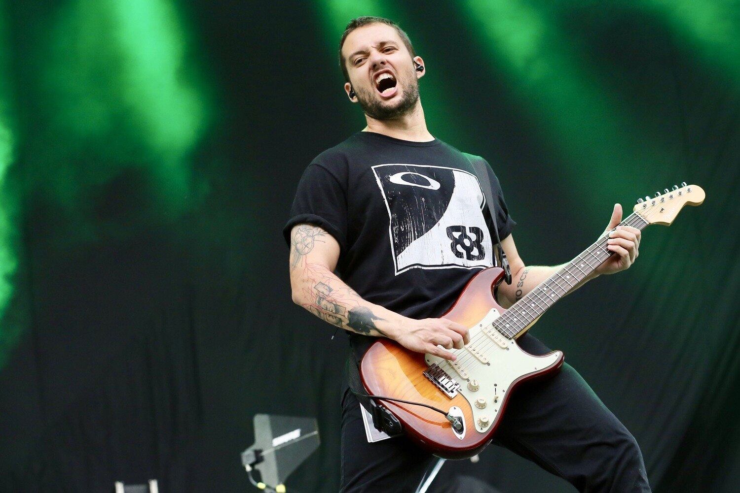 O guitarrista e baixista Theo van der Loo no show desta terça