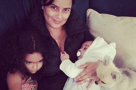 Luciele Di Camargo compartilha foto com os filhos