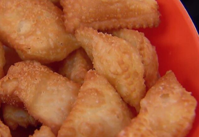 Também é comum pensar que o pastel de vento é mais saudável do que o recheado. Sim, ele é menos calórico, mas as calorias são vazias e tem pouco valor nutritivo. Por ele não ter recheio, não tem proteínas e tem menos vitaminas e minerais
