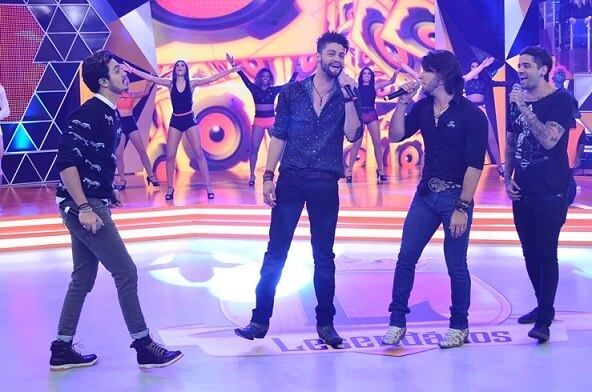 

Junto
da estrela, Lucas, Munhoz e Mariano vão fazer uma provocação ao convidado
especial: Luan terá de cantar as músicas deles e mandar bem interpretando
alguns sucessos

+ Vídeo: Assista à íntegra do Legendários deste sábado (10)

+ Juju Salimeni decreta quando pretende parar de malhar: "Não quero ficar nessa noia do corpo"

+ Legendários também está no Facebook. Curta!

+ Siga a atração de Marcos Mion no Twitter!
