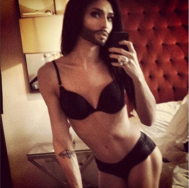 E esse corpo? Barriga definida para deixar qualquer artista constrangida