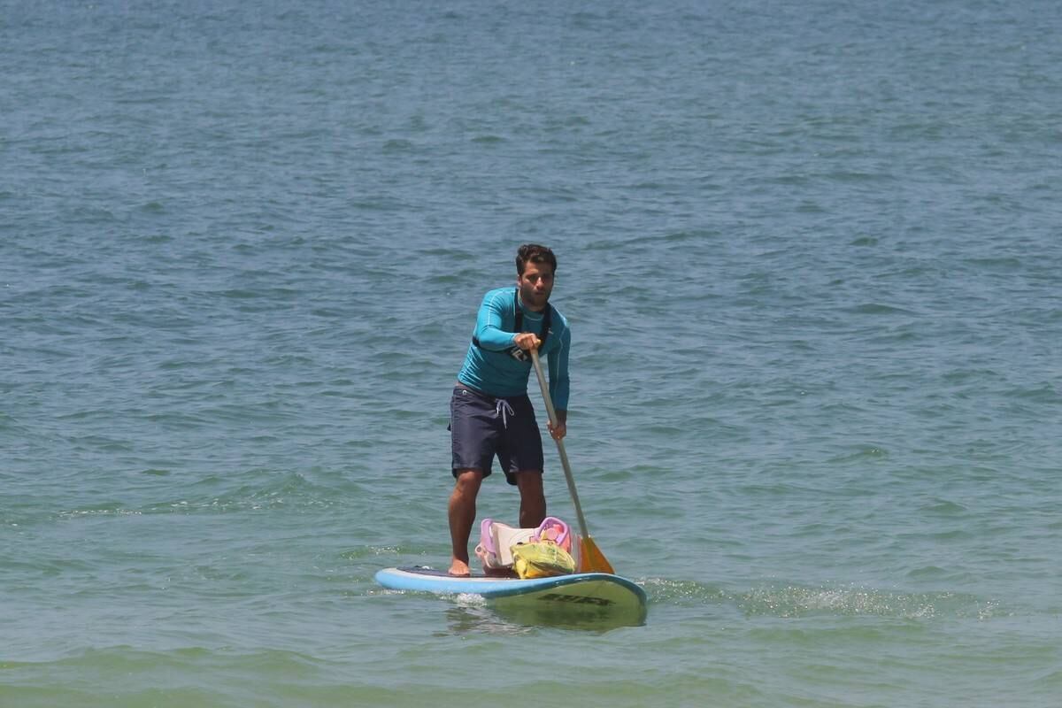 Bruno Gagliasso e Ricardo Pereira praticam stand up paddle na praia da Barra da Tijuca, no Rio