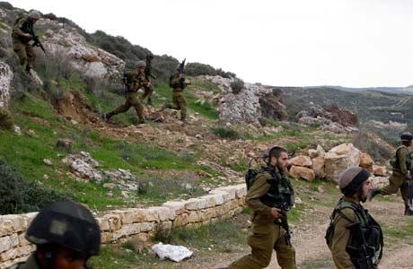 Armados, soldados israelenses correm enquanto palestinos lançam pedras em protesto à ocupação israelense na Cisjordânia; o confronto ocorreu perto de um assentamento judeu na região de Nablus