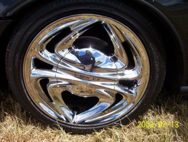 A Enkei Spide, como pode ser percebido, refere-se ao desenho
de uma aranha. Como todos os tipos mostrados aqui, o gosto é
bastante duvidoso e peculiar.

Já embalado no ritmo das rodas com desenho duvidoso, R7 Carros traz alguns modelos para você continuar a se divertir. Ou não! Veja nas imagens a seguir