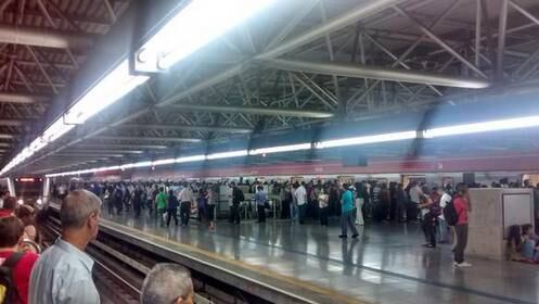 As estações ficaram lotadas com o problema no trem