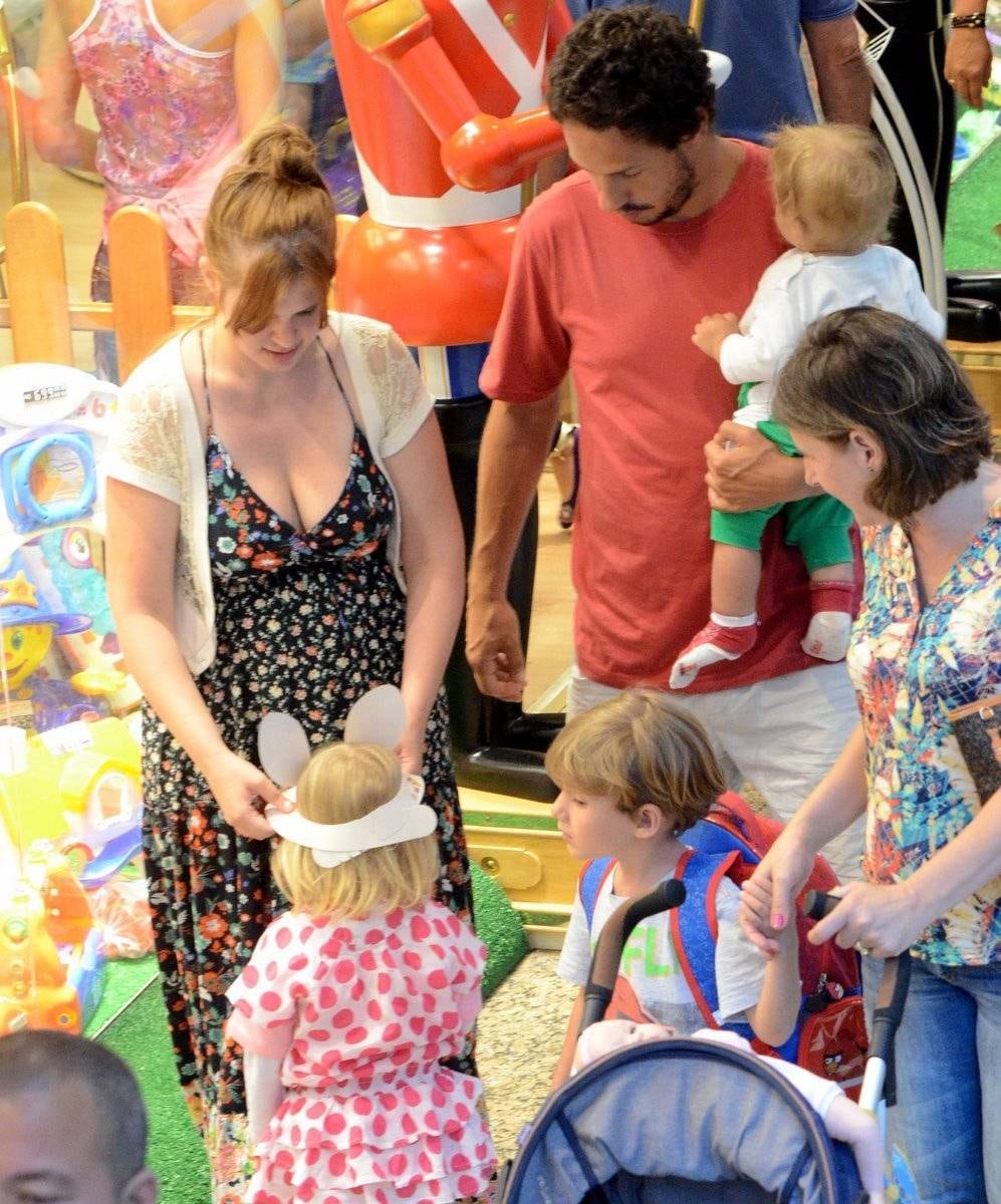 Carolinie Figueiredo e Guga Coelho curtem filhos durante passeio