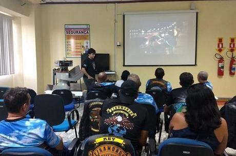 Prof. Renato durante palestra: "Moto no trânsito"