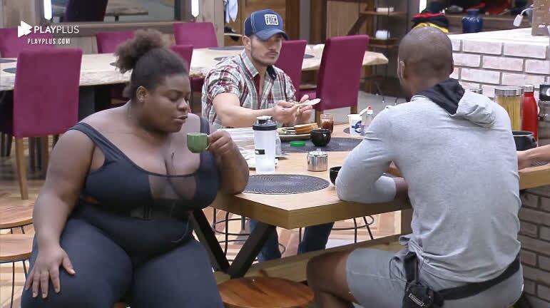 "Tudo tem que ser feito com amor". Na ocasião, a peoa se referia ao café que dividia com Rodrigo Moraes, e falava em tom de piada. Mas é uma frase muito boa, não é? Faça com amor!