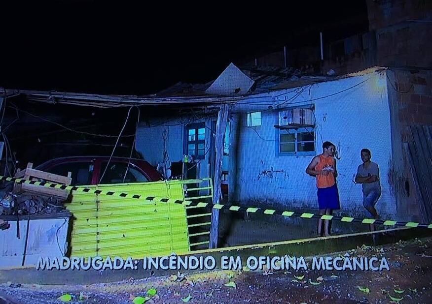 Pelo menos três carros foram destruídos pelo fogo