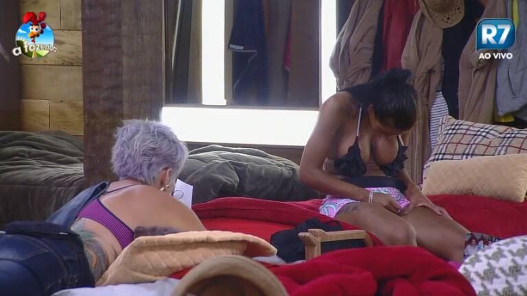 A peoa aproveitou também para tirar alguns pelos da região da virilha 

+Assista a Fazenda 24 horas. É grátis! 
