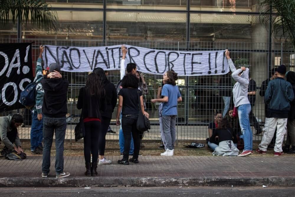 Os estudantes protestam contra os
cortes de verbas na educação, o fechamento de salas de aula e pela punição da
máfia da merenda. A Polícia Militar é acionada para conter os manifestantes