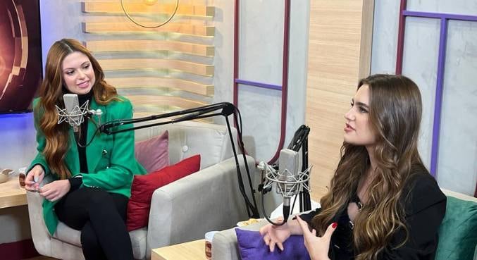 Sabrina (Gabi Borges) e Dara (Júlia Zimmer) constroem amizade em Tagem