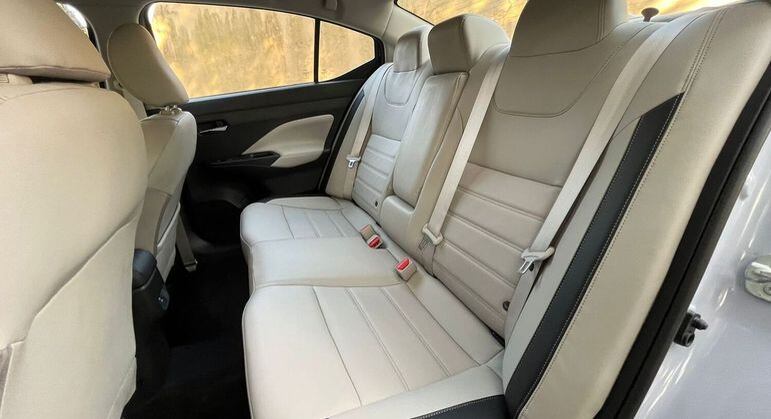 Na prática, o entre-eixos de 2,62 m parece bem mais generoso para quem vai sentado no banco traseiros