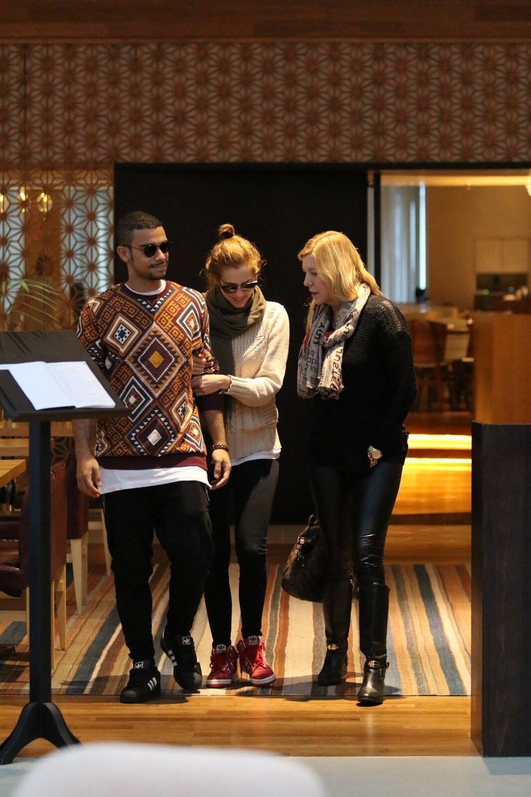 Sophia Abrahão e Sergio Malheiros passeiam em shopping carioca