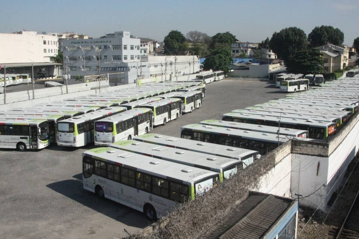 De acordo com o Rio Ônibus, 19 coletivos foram depredados