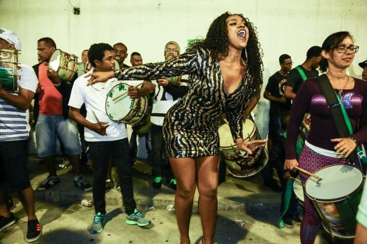 Cris Viana chamou a atenção na quadra de samba