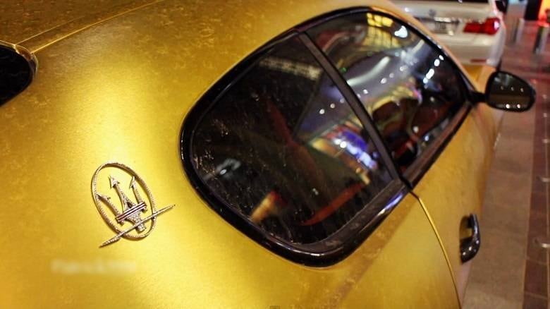 As pedras Swarovski aparecem espalhadas pelos quatro cantos da carroceria, realçando o luxo