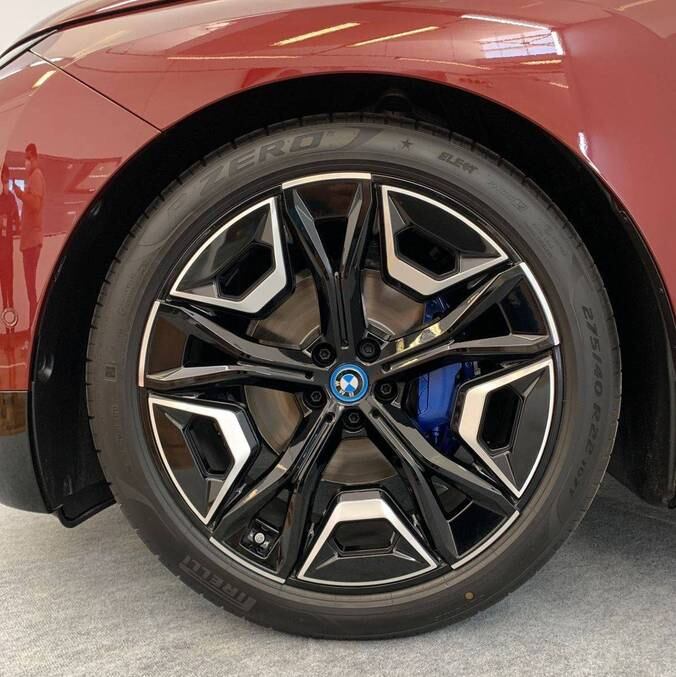 Modelo tem rodas de liga leve de 22 polegadas