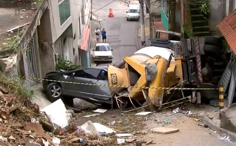 Trecho da rua foi interditado após o acidente