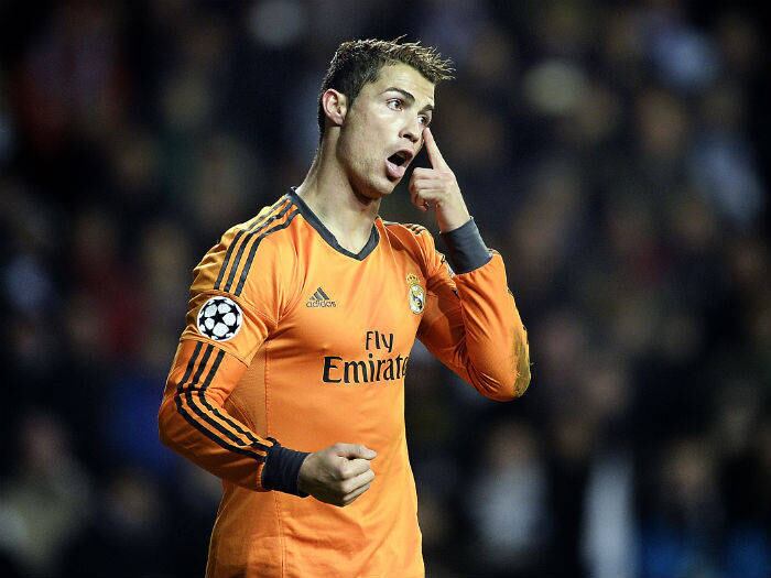 Cristiano Ronaldo tem muitos números a seu favor e um fato irrefutável: é
o maior artilheiro do mundo em 2013. Balançou a rede 69 vezes e deixou o
rival Messi, que fez apenas 45, no chinelo. Se isso não dá a ele um
carimbo para estar os melhores, nada mais dará