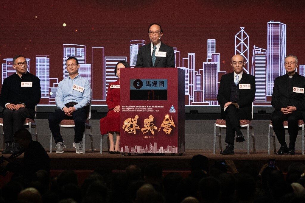 O candidato ao Conselho Legislativo, Ma Fung-kwok, discursa em Hong Kong