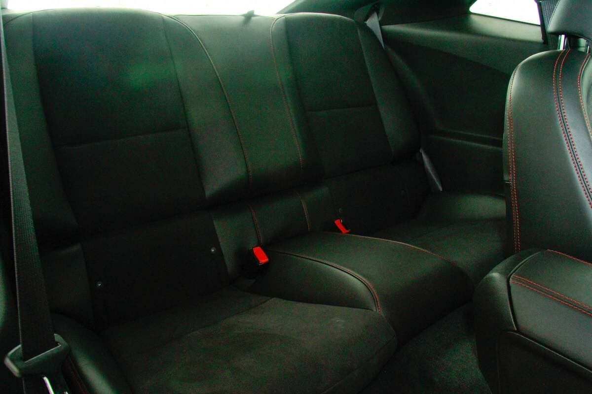 Como em qualquer Camaro, os bancos traseiros são mero enfeite para adultos, comportando bem duas crianças sem claustrofobia

Leia a avaliação completa do modelo

Saiba tudo sobre carros! Acesse R7.com/carros
