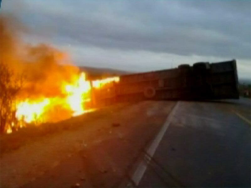 Carreta ficou atravessada à rodovia no município de Teofilândia