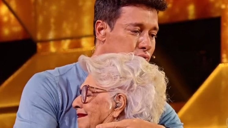 Não teve quem não ficasse comovido e tocado pelo talento de Catarina Neves, que mesmo com todo preconceito lutou para viver da música. O painel foi inundado com as lágrimas do jurados e até Rodrigo Faro confessou que se lembrou de sua avó ao ver a competidora