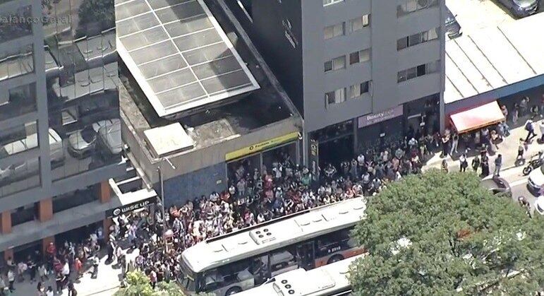 Helicóptero da Record TV flagrou aglomeração de passageiros em uma das estações da linha
