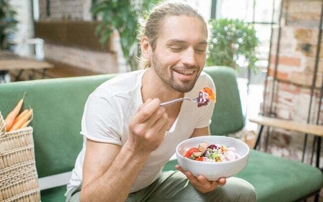 Frutas e verduras têm vitamina B12? Especialista explica tudo o que você quer saber