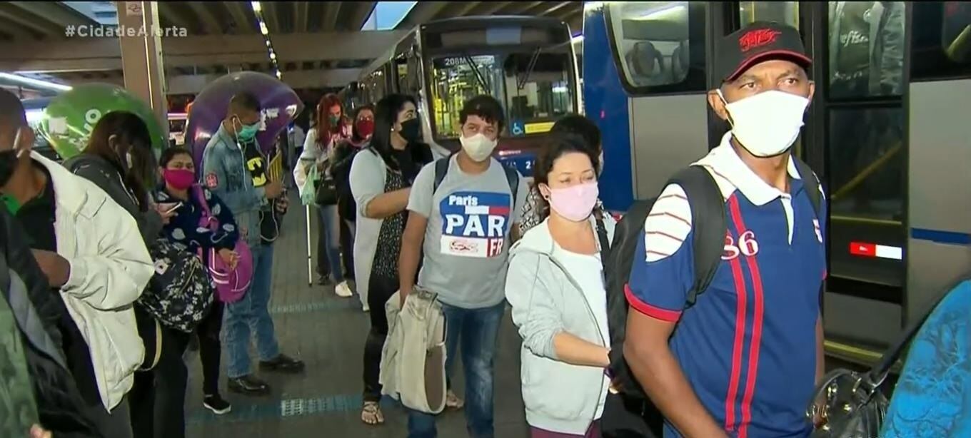 Aglomeração de passageiros em ônibus preocupa a Defensoria de SP