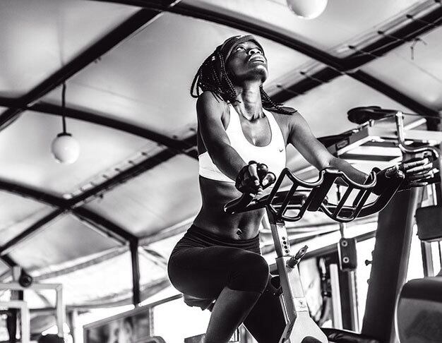 É muito comum estarmos na academia e acharmos que o que estamos fazendo está sendo feito corretamente, mas a grande verdade é que executar com perfeição um exercício exige muita concentração, técnica e força de vontade.