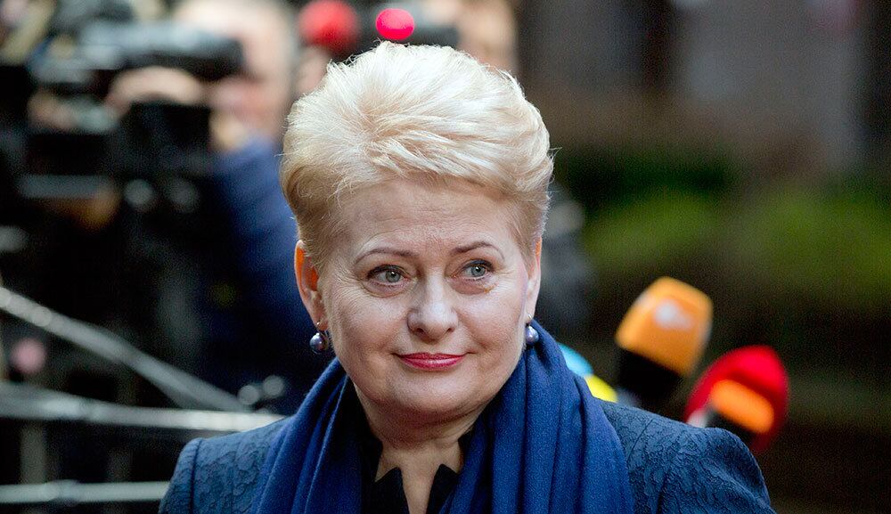 Dalia Grybauskaite - Lituânia

A primeira mulher presidente da Lituânia teve uma vitória expressiva nas
urnas em 2009 e foi reeleita em 2014, quando se tornou também a
primeira chefe de Estado lituana a ter um segundo mandato.

Em sua
extensa carreira política, ela foi Ministra das Relações Econômicas
Internacionais, dos Negócios Estrangeiros e das Finanças, além de
Comissária Europeia para Educação, Cultura, Multilinguismo e Juventude.
Grybauskaite também é faixa preta de caratê
