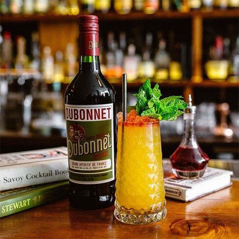 Já o dubonnet é uma bebida doce, à base de vinho. Ou seja, quando a Rainha tomava o gim com dubonnet, o paladar dela já estava sendo introduzido ao vinho. Além de vinho, o dubonnet é feito de ervas e especiarias. Tem cerca de 19% de teor alcoólico.