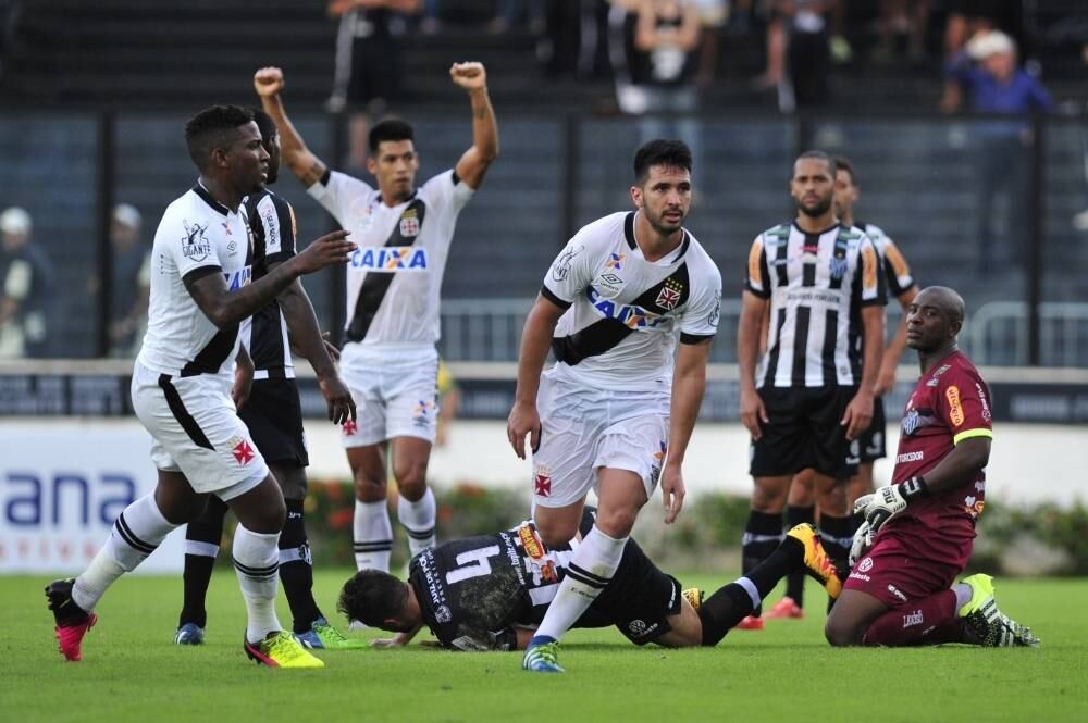 Luan corre para comemorar o único gol do Vasco da Gama