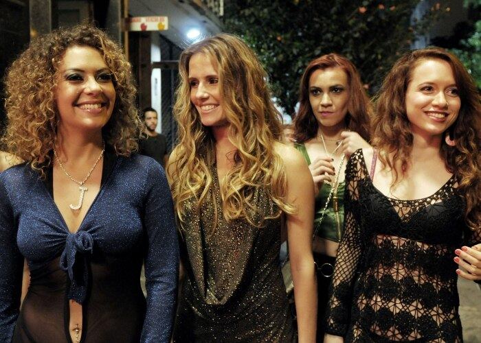 Para fazer a personagem, a atriz morou sozinha em São Paulo
para entender a solidão da garota de programa e as dificuldades que ela
enfrentou como prostituta