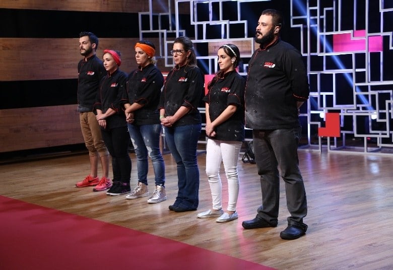 Após a eliminação
dupla no episódio anterior, seis participantes ainda continuam na disputa do
Batalha dos Confeiteiros